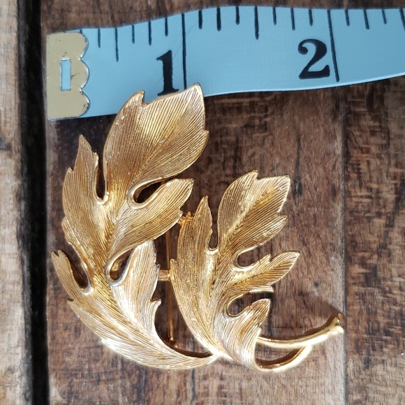 Vintage Signed M Jent Gold toned Oak Leaf Brooch Textured Large 2" - Picture 6 of 6